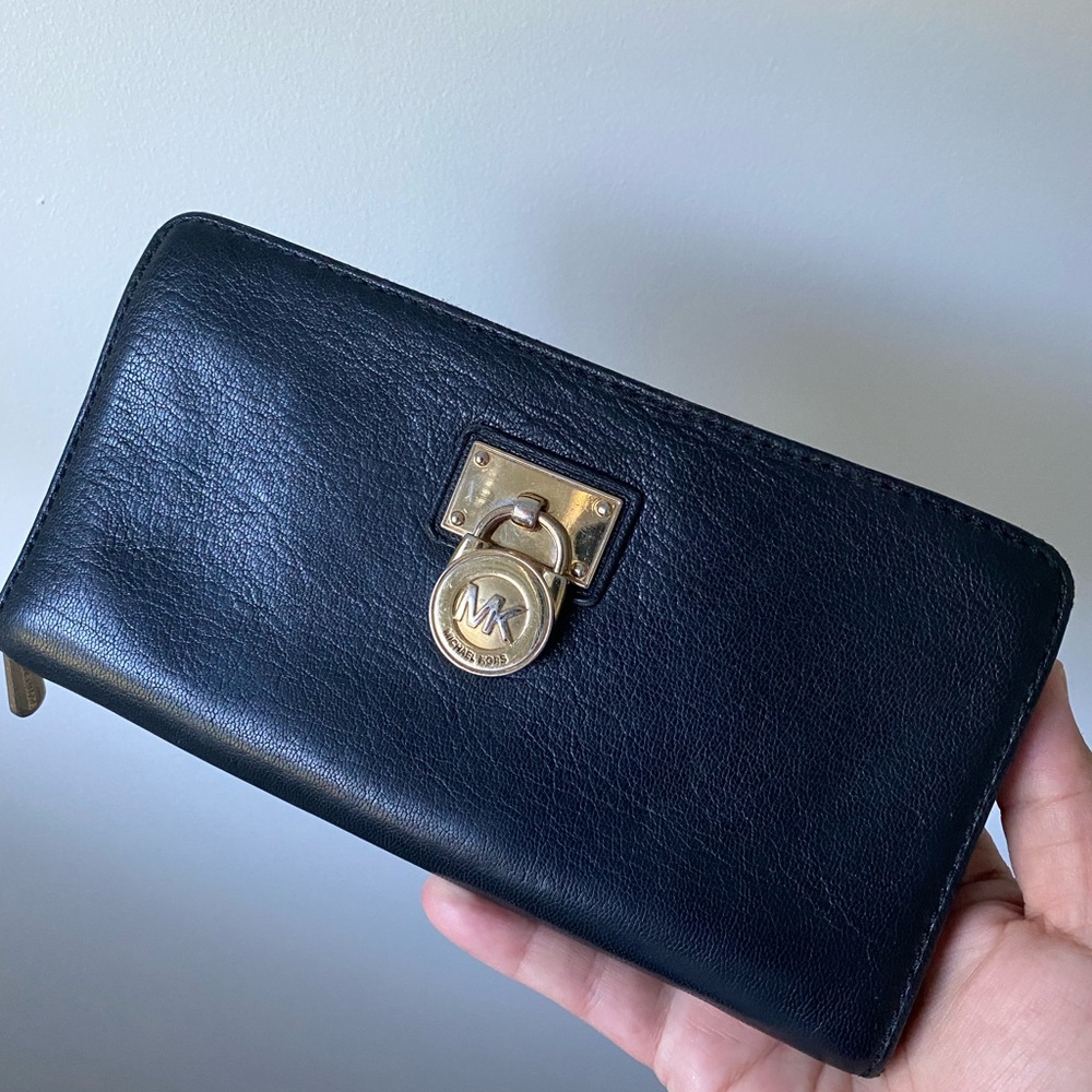 Micheal Kors black leather bifold zip wallet